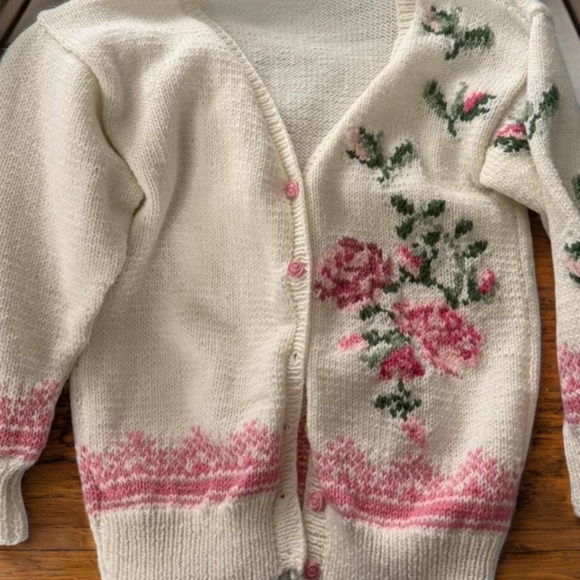 Vintage Cream and Pink Knit Floral Cardigan with Rosette Buttons 💗 Sèzane Vibes - Picture 4 of 4